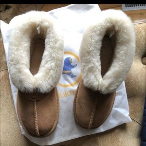 NUKNUUK the classic slipper chestnut size 8